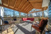 Cottage 300 yards to Oaklawn Casino!