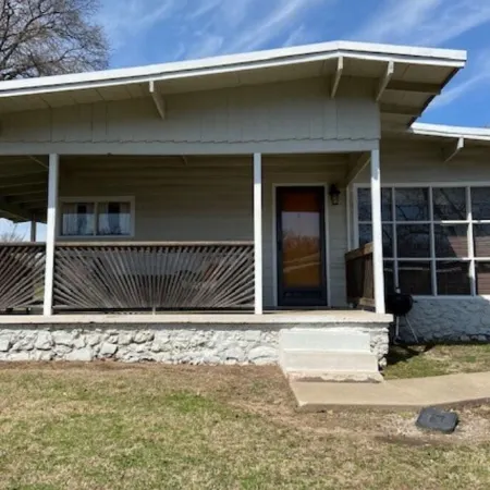 Cozy 2 Bedroom 1 Bath Lake Front Cottage