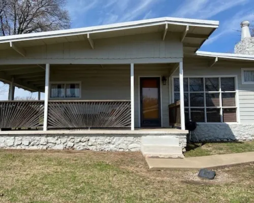 Cozy 2 Bedroom 1 Bath Lake Front Cottage Hotels in Cleora