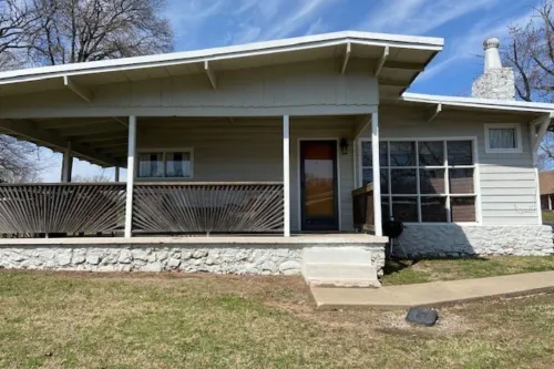 Cozy 2 Bedroom 1 Bath Lake Front Cottage Hotels in Cleora