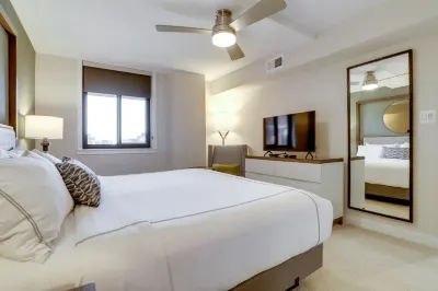 Breathtaking Views and Modern Amenities - Gorgeous Getaway Hotels in Clarendon