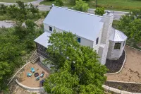 Stunning River Access and Beautiful Views - Gorgeous Serene Cabin Hotels in Stonewall