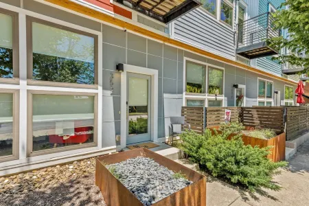 Modern Comfort and Prime Location Amenities - Chic Stylish Retreat