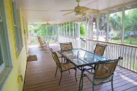 Classic Style Sullivan's Island house - Very Charming! 1 block to beach & walk to fabulous dining!