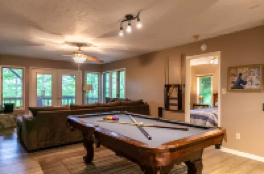 Mountain Views and Cozy Fire Pit - Charming Retreat