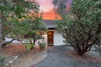 Modern Cabin Retreat with Spa and Cozy Fireplace - Inviting Getaway Hotels in Idyllwild