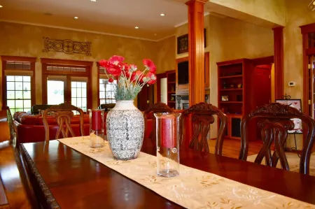 Chef's Kitchen and Hot Tub in a Tranquil Setting - Luxurious Escape