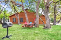 Spacious Oak Lodge with Shared Pool and Fireplace - Beautiful Tranquil Haven