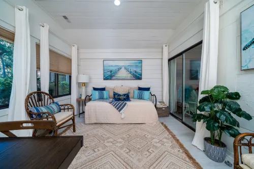 Golf Course Views and Spacious Living - Charming Villa Retreat