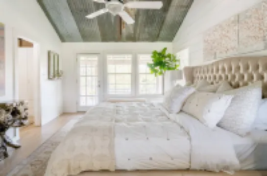 Charming Pecan Tree House with Porch Swing and Scenic Views - Delightful Retreat