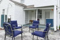 Full Kitchen and Washer Dryer Availability - Charming Historic Retreat