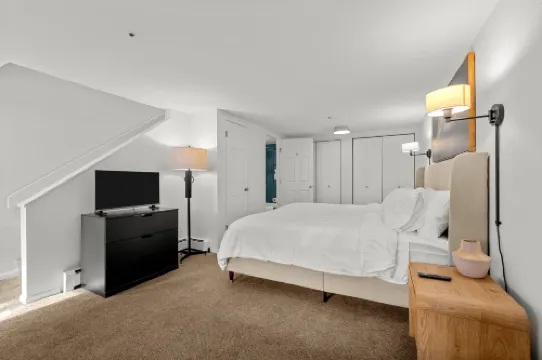 Steps from Pearl Street and Attractions - Charming Cozy Retreat