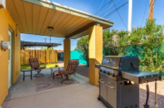 Serene Garden View and Private Yard - Charming Cozy Retreat