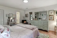 Golf Course Views and Hot Tub - Serene Mid Century Modern Haven Hotels in Valley Hill