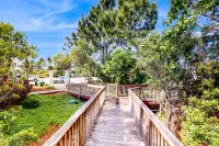 Dog-friendly bungalow with on-site pool, hot tub, free WiFi, and washer/dryer فنادق في Seaside