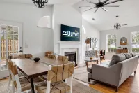 Spacious Retreat Near Attractions - Inviting Serenity Escape