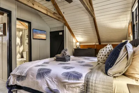 Charming Cabin with Fire Pit and Scenic Views - Cozy Retreat