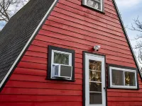 Cozy 2-bedroom Aframe in charming Lake Geneva with a hot tub and fireplace Hotels in Como