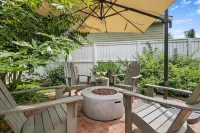 Cozy Fire Pit, Sunlit Workspace and Ample Parking - Stylish Retreat Hôtels à : North Charleston