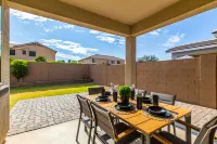 Spacious Backyard with Fire Pit and Fast Wifi - Stylish Modern Escape