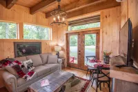 Charming Tiny Cabin with Scenic Views - Cozy Mountain Retreat