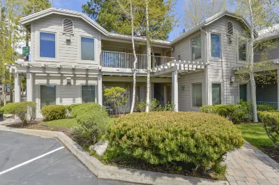 Charming Cottage Escape with Cozy Fireplace - Beautifully Chic Haven Kings Beach State Recreation Area附近的飯店