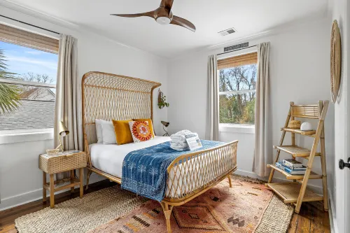 Vibrant Mural and Tranquil Urban Retreat - Charming Oasis