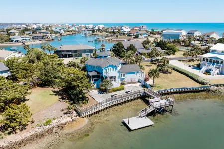 Private Dock and Incredible Inlet Views - Exquisite Coastal Haven Отели рядом с достопримечательностью «Frankie's Fancy's»