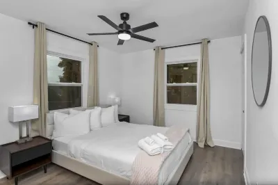 Cozy Brick Ranch with Smart TV and Fast Wifi - Stylish Retreat