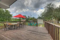 Elegant and Stylish Glenmoor Abode - 5 Min to Town - 3-Star