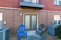Spacious Living with Rooftop Bar Access - Stylish Tranquil Haven Hotels in Clarksville