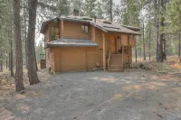 Private Hot Tub and Sharc Passes Included - Gorgeous Rustic Escape