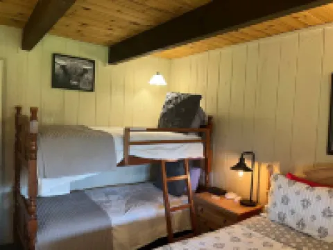 Breathtaking Mountain Views and Cozy Fireplace - Charming Retreat