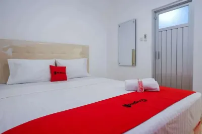 RedDoorz Near Mall Ratu Indah 3 Hoteles en Mariso