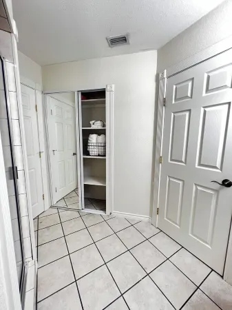 Spacious 3 full baths 10 beds 3-story house with private backyard in Del Valle