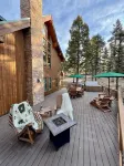 Grinning Bear Lodge: Hot Tub, Deck, Fire-Pit Game Loft & Fully Stocked Kitchen