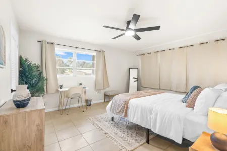 Modern renovated beach oasis home with private pool Отели в г. Бойнтон Бич