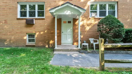 Charming Haven - Fully-Equipped Kitchen, Plush Seating