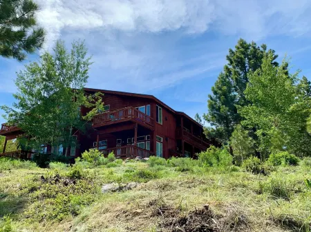 Family Friendly, Gorgeous Views and steps to Tahoe Donner Ski Hill