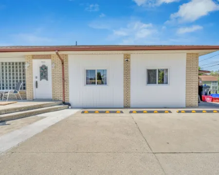 Parkside Flat #5 - Seacliff Beach Suites Hotels in Leamington