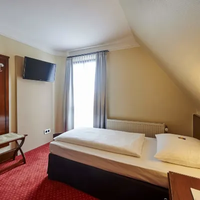 TOP Dürer Hotel Hotels near Knight's Castle