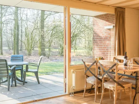 Cosy Bungalow with Microwave, in the Middle of de Maasduinen