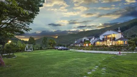 Hwacheon Parprika Yellow Pension Отели в г. Хвачхон