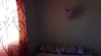 Bright and Youth Condo with Hot Water -  Privatzimmer