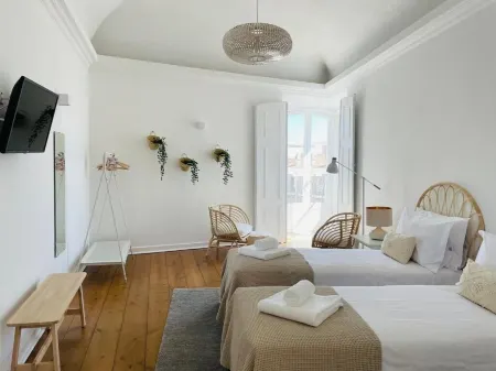 Casa Soure Suites & Apartments Отели рядом с достопримечательностью «Igreja de Santo Antao»