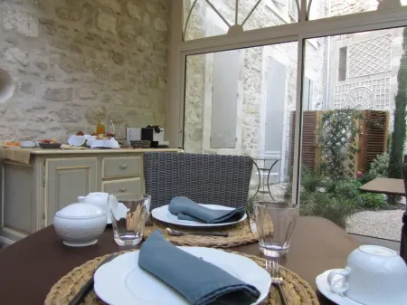 N15 - les Confidences - Chambres d'hôtes Отели рядом с достопримечательностью «Mairie d'Avignon»