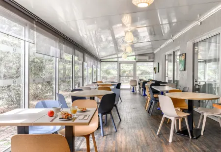 B&B Hotel Montpellier Vendargues Отели в г. Жаку