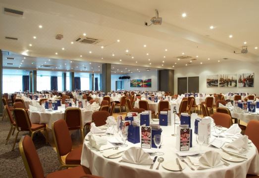 험버 로열 호텔 로비