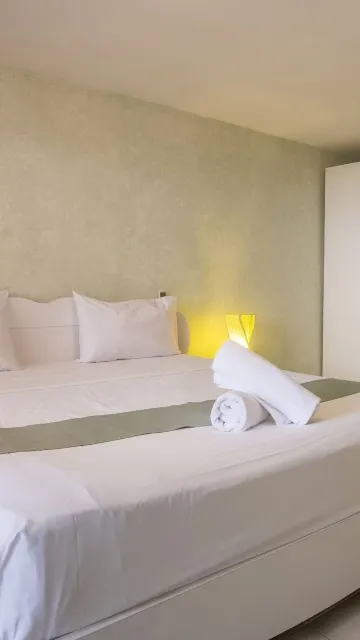 ห้องดีลักซ์ เตียงใหญ่ พร้อมวิวสระว่ายน้ำ