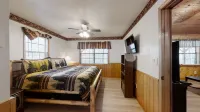Little Mountain Hideaway 2 Bedroom Cabin by RedAwning